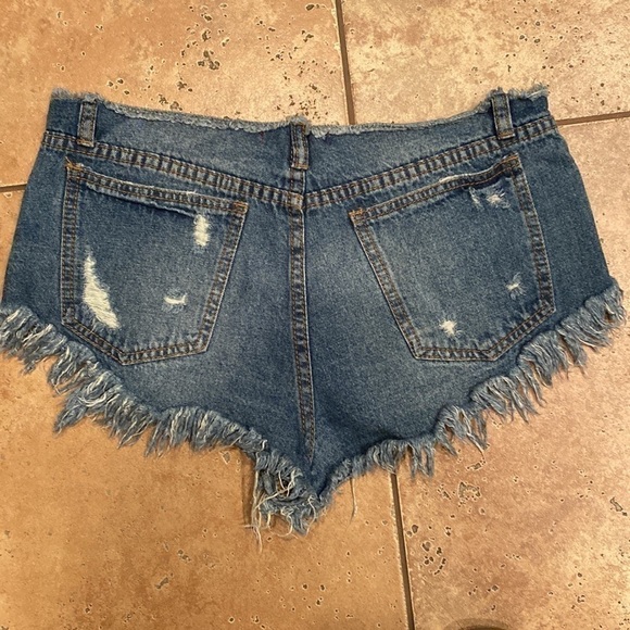 Signature 8 Distressed and Frayed Mid-rise Shortie jean Shorts size 6 - Picture 2 of 7